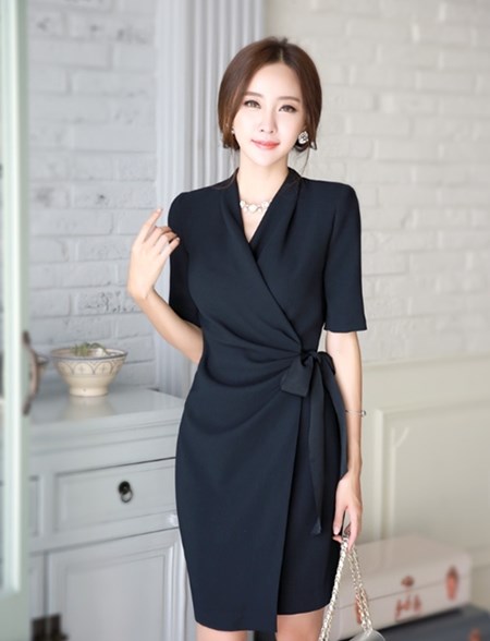 Váy đơn sắc và cuộc chiến thầm lặng nơi công sở