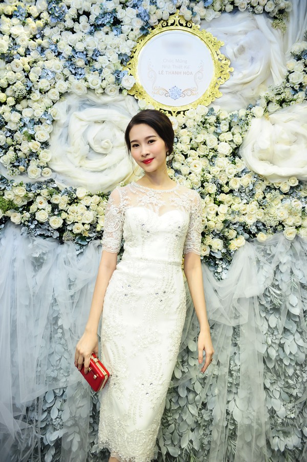 Ngơ ngẩn trước váy áo yêu kiều của sao Việt tháng 6