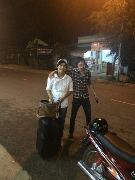 hot boy bán kẹo 3