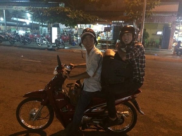 hot boy bán kẹo 2