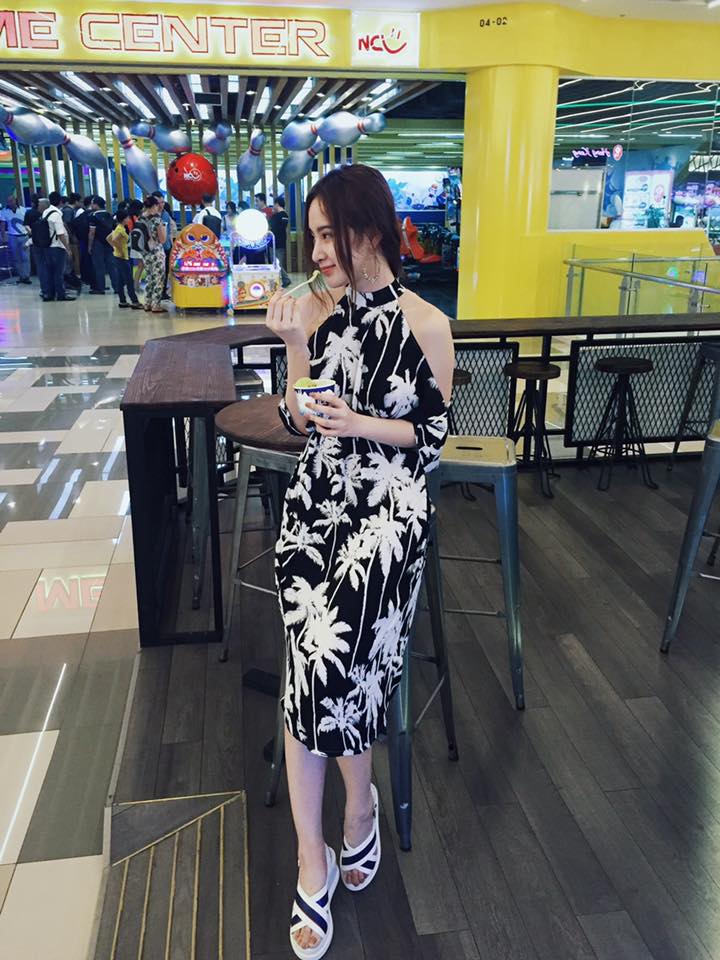 Ngắm street style năng động, quyến rũ của Angela Phương Trinh