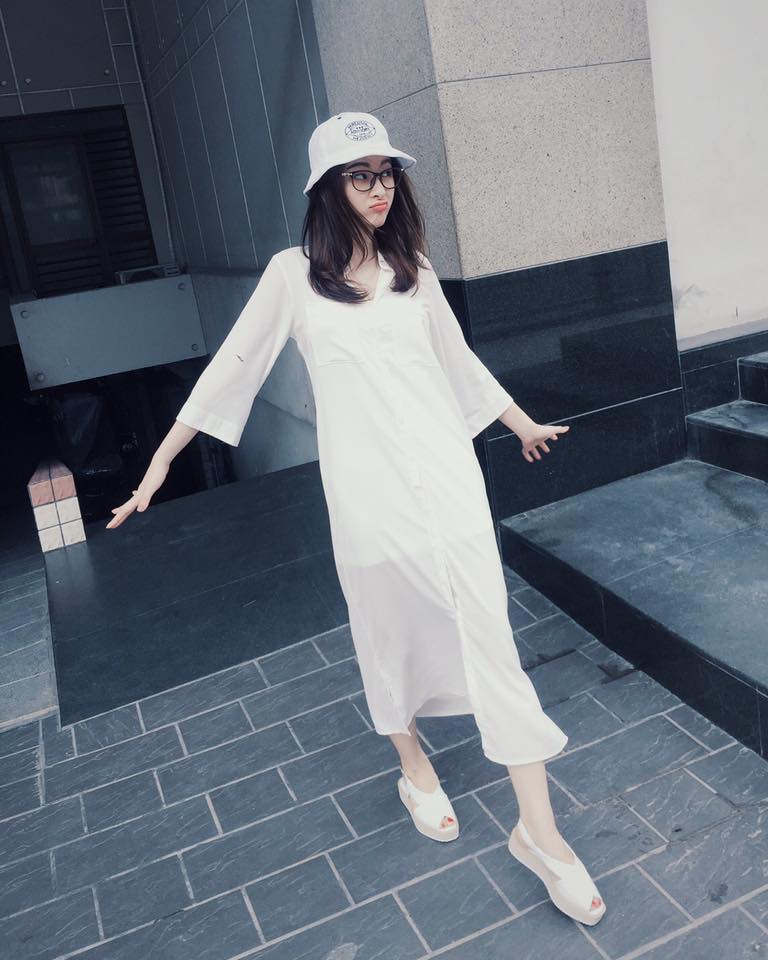 Ngắm street style năng động, quyến rũ của Angela Phương Trinh