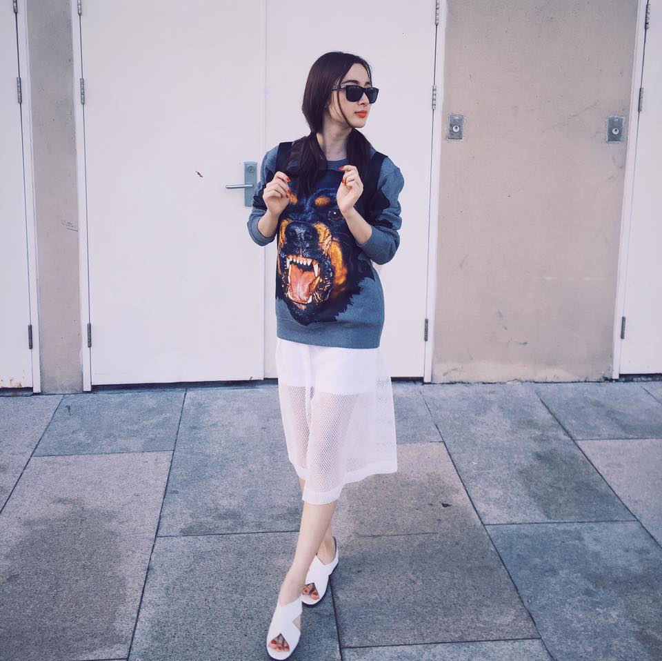 Ngắm street style năng động, quyến rũ của Angela Phương Trinh