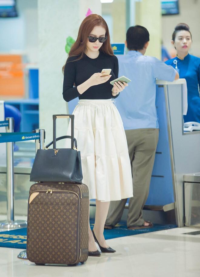 Ngắm street style năng động, quyến rũ của Angela Phương Trinh