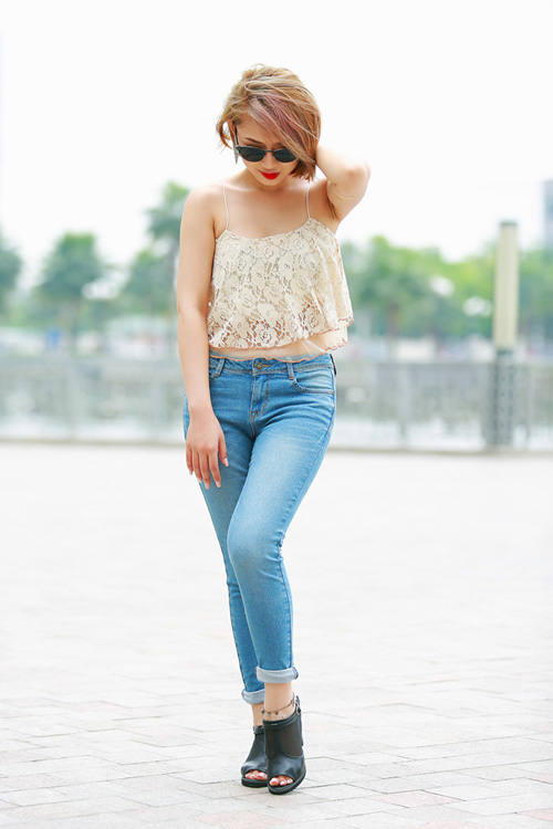 Áo lửng hai dây - Vũ khí mùa hè sexy của sao Việt