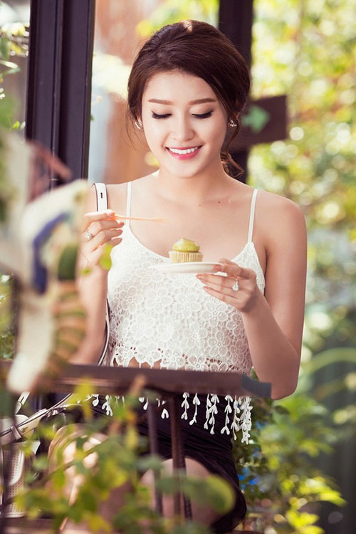 Áo lửng hai dây - Vũ khí mùa hè sexy của sao Việt