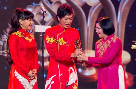 hoài linh được xét nghệ sĩ ưu tú