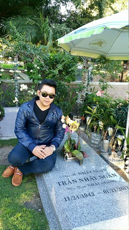 quang lê ngồi lên mộ