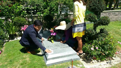 quang lê ngồi lên mộ 2