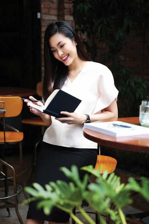 Hà Tăng tích cực khoe dáng chuẩn với váy áo tự thiết kế