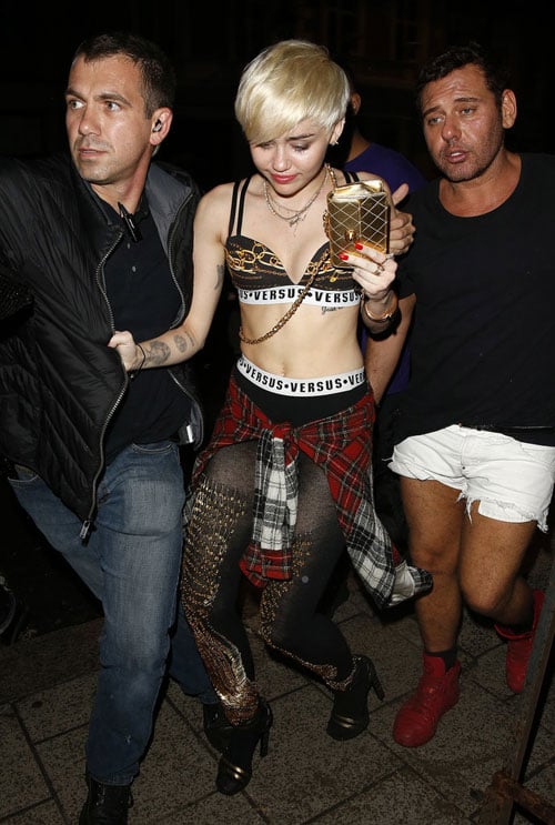 Trang phục kinh dị khiến người nhìn chết khiếp của Miley Cyrus