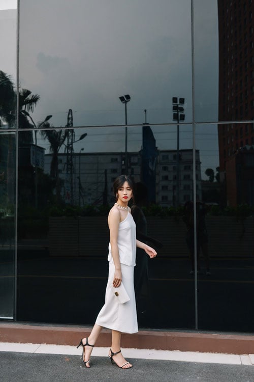 Chọn váy hở lưng để quyến rũ mà không trần tục