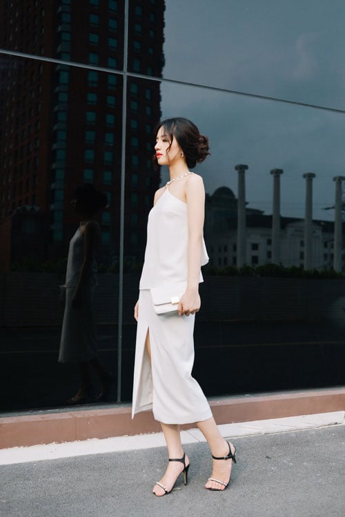 Chọn váy hở lưng để quyến rũ mà không trần tục