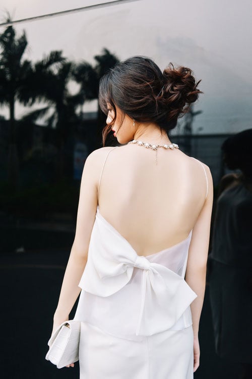 Chọn váy hở lưng để quyến rũ mà không trần tục