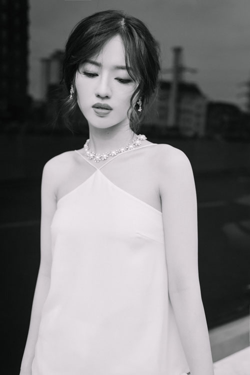 Chọn váy hở lưng để quyến rũ mà không trần tục