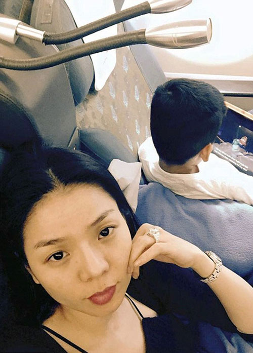 lệ quyên cho con tè trên máy bay