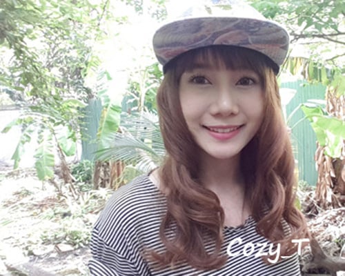 thiếu nữ mặt mụn