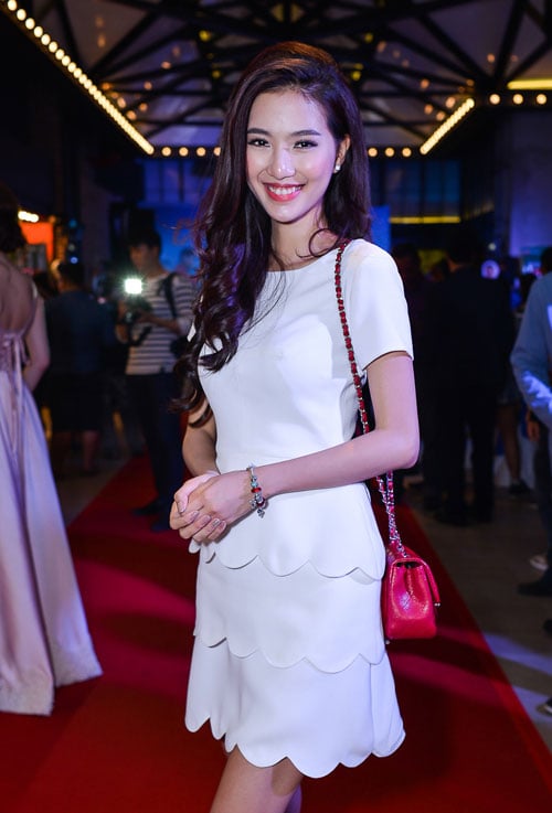 Trương Ngọc Ánh mặc đầm ngắn so Shbet888 phiên bản mới nhất cùng Angela Phương Trinh