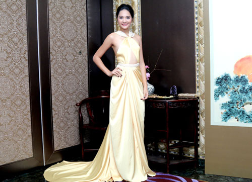 Trương Ngọc Ánh mặc đầm ngắn so Shbet888 phiên bản mới nhất cùng Angela Phương Trinh