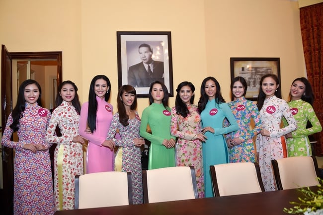 Hoa hậu Hoàn vũ 2015 khoe sắc với áo dài truyền thống