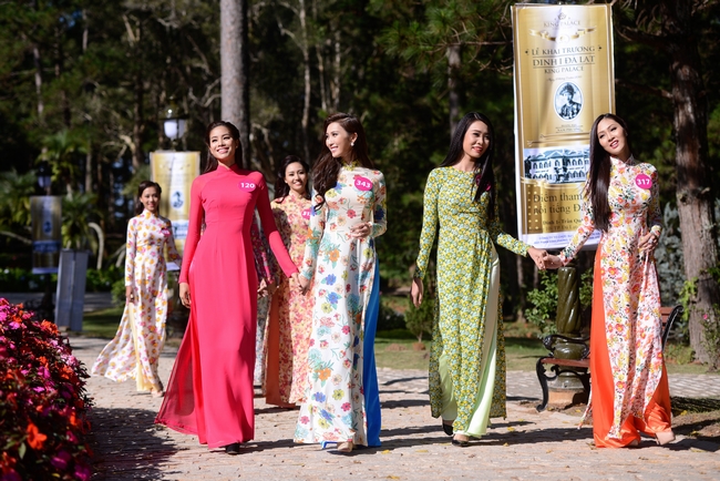 Hoa hậu Hoàn vũ 2015 khoe sắc với áo dài truyền thống