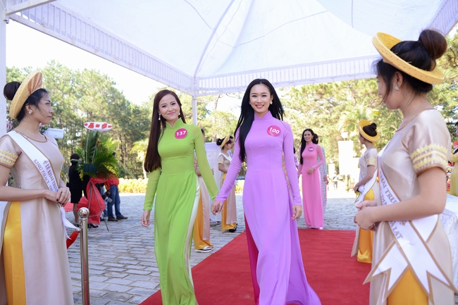 Hoa hậu Hoàn vũ 2015 khoe sắc với áo dài truyền thống