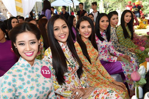 Hoa hậu Hoàn vũ 2015 khoe sắc với áo dài truyền thống