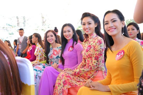 Hoa hậu Hoàn vũ 2015 khoe sắc với áo dài truyền thống