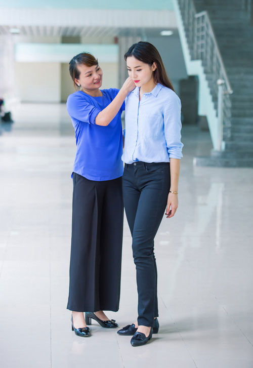 Mẹ Hoa hậu Kỳ Duyên tháp tùng con gái đi làm từ thiện