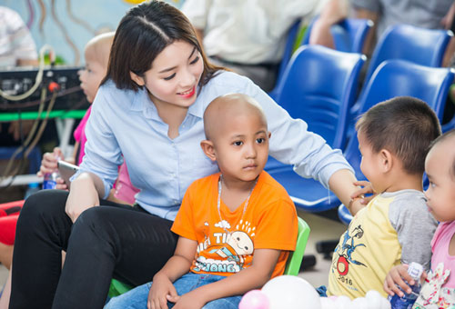 Mẹ Hoa hậu Kỳ Duyên tháp tùng con gái đi làm từ thiện