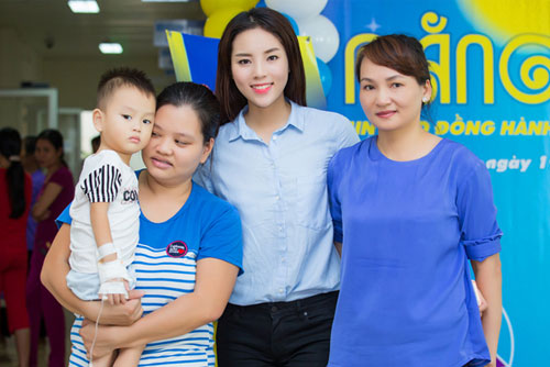 Mẹ Hoa hậu Kỳ Duyên tháp tùng con gái đi làm từ thiện