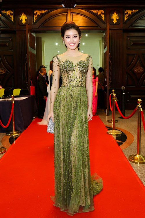 đầm xuyên thấu siêu quyến rũ của mỹ nhân Việt
