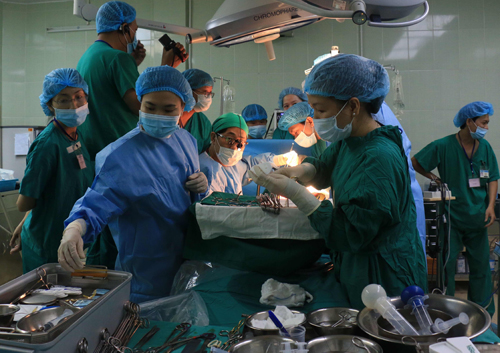 Hai con hiến gan cứu bố mẹ 1