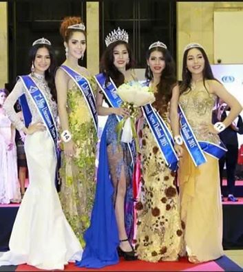 Xúc động với hình ảnh quỳ lạy mẹ của Hoa hậu chuyển giới Thái Lan