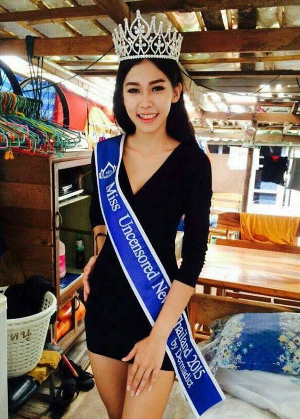 Xúc động với hình ảnh quỳ lạy mẹ của Hoa hậu chuyển giới Thái Lan