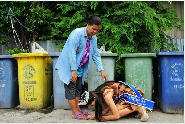 Xúc động với hình ảnh quỳ lạy mẹ của Hoa hậu chuyển giới Thái Lan