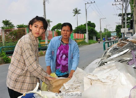 Xúc động với hình ảnh quỳ lạy mẹ của Hoa hậu chuyển giới Thái Lan