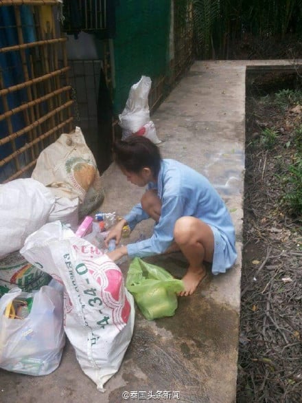 Xúc động với hình ảnh quỳ lạy mẹ của Hoa hậu chuyển giới Thái Lan