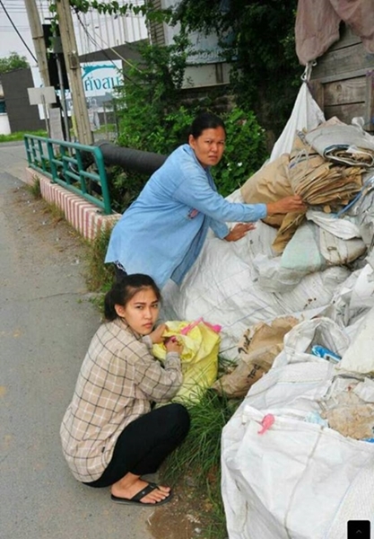 Xúc động với hình ảnh quỳ lạy mẹ của Hoa hậu chuyển giới Thái Lan