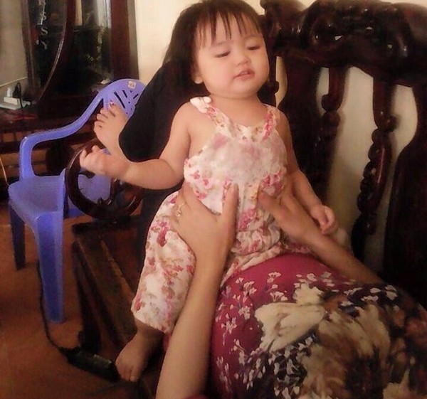 bé gái xinh như thiên thần bị bỏ rơi ở quán nước 2