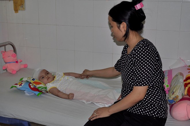 khởi tố bảo mẫu vụ bé gái bị ngã phải sống đời thực vật