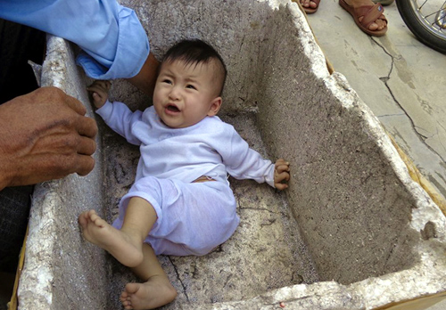 Bé gái bị bỏ rơi trong thùng xốp 1