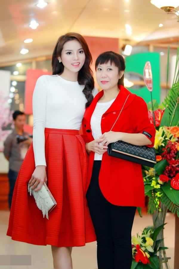Kỳ Duyên giản dị, quyễn rũ bất ngờ với váy xòe