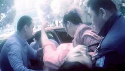 Dàn phù rể tung hứng, cô dâu bị