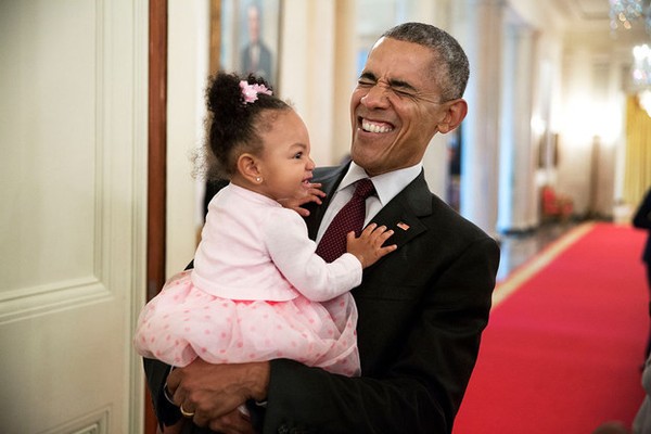 Tổng thống obama bên trẻ nhỏ 5