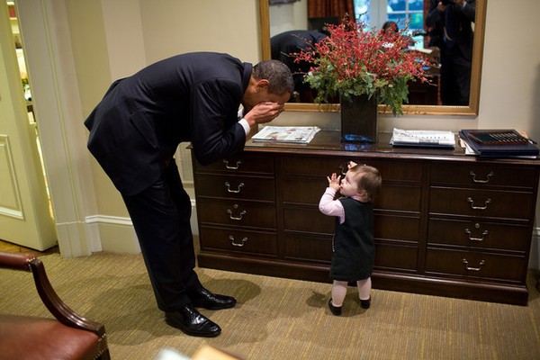 Tổng thống Obama bên trẻ nhỏ 6