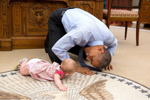 Tổng thống Obama bên trẻ nhỏ 7