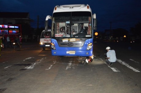Mẹ nguy kịch, con 4 tuổi thoát nạn sau khi bị xe khách tông