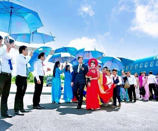 Tiết lộ bất ngờ của cặp đôi rước dâu bằng máy bay Vietnam Airline