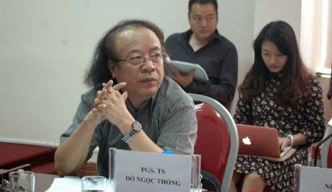 Bản dịch lạ bài thơ sông núi nước nam gây sốc